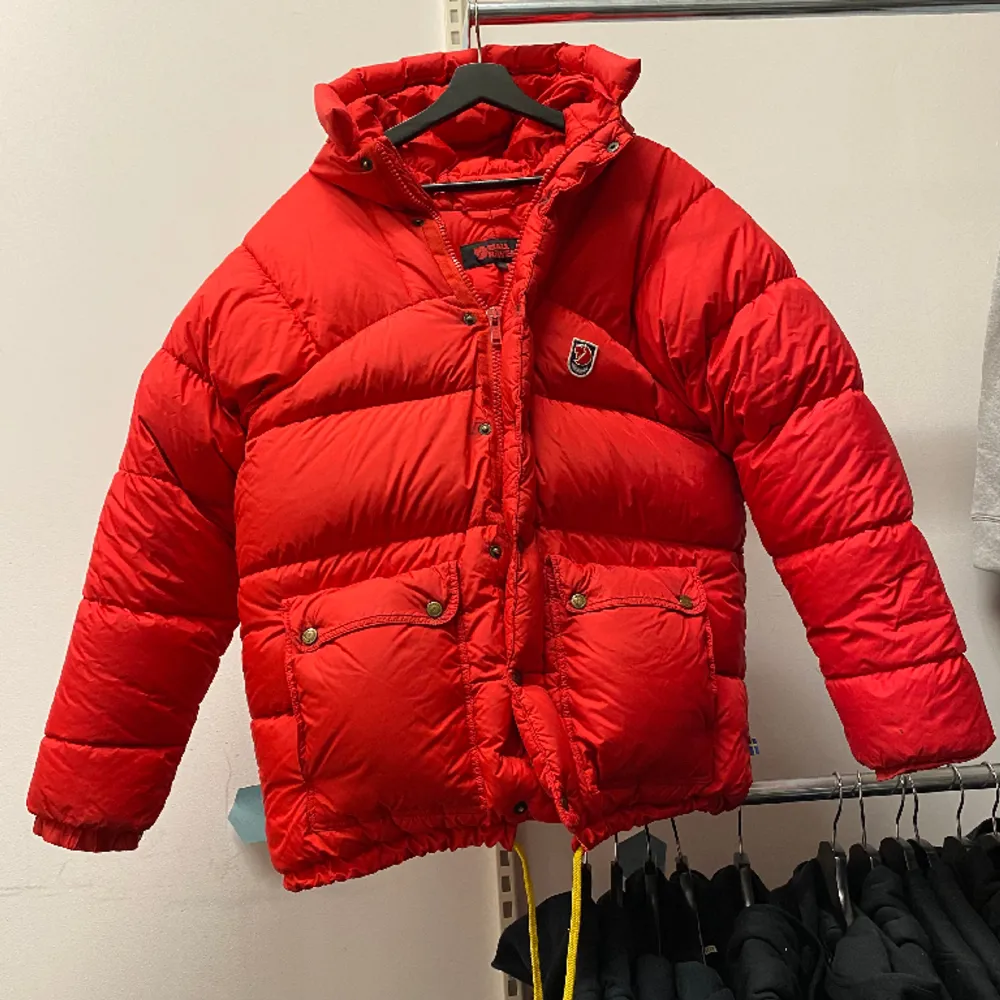 Hej, säljer en Fjällräven Expedition Down vinterjacka i röd färg. Storlek XS men passar olika beroende på hur man vill ha den. Den är välanvänd med flera defekter, därav det billiga priset. Fortfarande fullt funktionell, varm och bekväm. DM för bild.. Jackor.