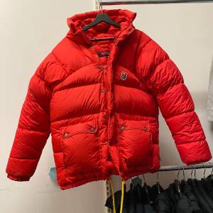 Hej, säljer en Fjällräven Expedition Down vinterjacka i röd färg. Storlek XS men passar olika beroende på hur man vill ha den. Den är välanvänd med flera defekter, därav det billiga priset. Fortfarande fullt funktionell, varm och bekväm. DM för bild.