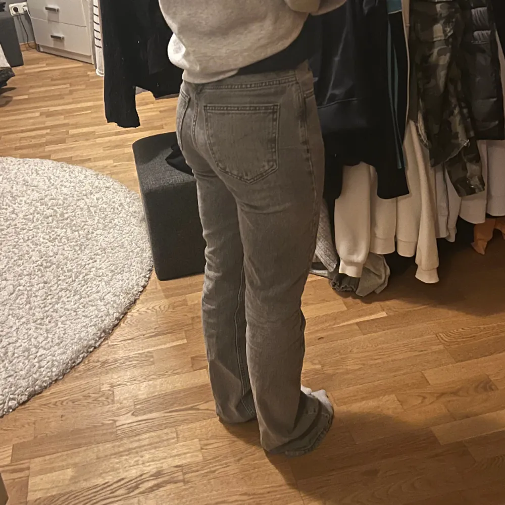 Säljer mina gråa jeans från ginatricot då de är lite för långa och använder knappast längre. Lite slitna längst ner (syns på sista bilden)🤍. Jeans & Byxor.