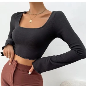 SHEIN svart långärmad croppad  - En snygg croppad långärmad tröja med utsvänga ärmar. Har även en söt sömm vid ärmar och magen. Lite liten för mig. Jag är 170 cm lång, S i toppar och M i jeans. Det går alltid att lägga prisförslag!!! 🪩🩷