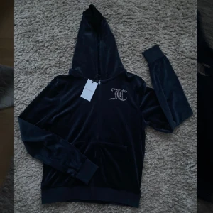 Juicy Couture Set - Helt nytt och oanvänt Juicy Couture set i marinblått och glitter text på baksida! Storlek 14-15 år/164-166. Priset kan diskuteras vid snabb affär. ✨