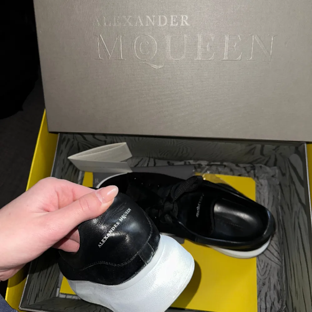Alexander mqueen skor, sparsamt använda, lite smutsiga under bara, kartong, kvitto, nya snören och dustbag hänger med också🤎. Skor.