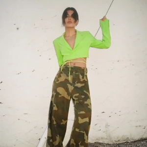 Zara kavaj  - Super snygg kort kavaj från Zara i en lime grön färg! Helt oanvänd då jag aldrig fått någon användning för den. Jag är 170 cm lång, S i toppar och M i jeans. Det går alltid att lägga prisförslag!!! 🪩🩷 