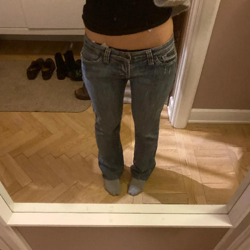 Säljer mina D&G jeans som är klippta och passar mig som är 170. Så fina! Väl använda oxh därmed ett lågt pris . Jeans & Byxor.