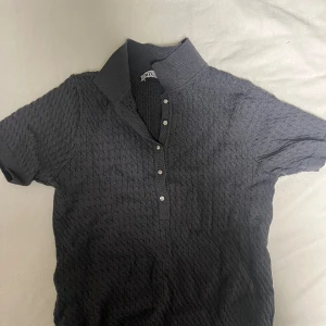 Topp med fina detaljer  - En tröja från zara i gott skick. Aldrig använd🫶🏼