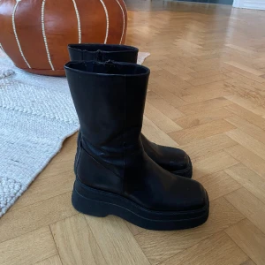 Vagabond Carla boots - Svarta läderboots i modellen Carla från Vagabond. Storlek 38. Sparsamt använda, fint skick! Nypris 1599kr.