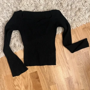 Ribbad tröja från Chelsea - Ribbad topp i strl S/M, jättefin passform och smickrande urringning. Säljer då den inte kmr till användning längre men gillar starkt