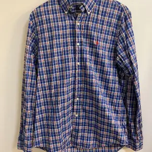 En Polo Ralph Louren flanellskjorta i storlek M. Inte använd mycket. Ca 3-5 gånger. Ny pris 1800kr mitt pris 249kr!! Skriv vid minsta fudering och lägg bud. 