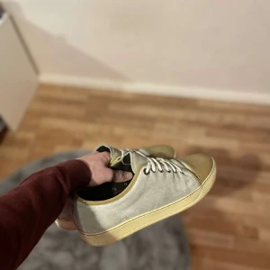 Lanvins - Hej, säljer ett par snygga lanvins åt en kompis, dom är sjukt snygga och är i bra skick typ 8.5/10, dom är sjukt populära och grisch= en riktig tjejmagnet haha, dom är givetvis äkta. Priset går att diskuteras.