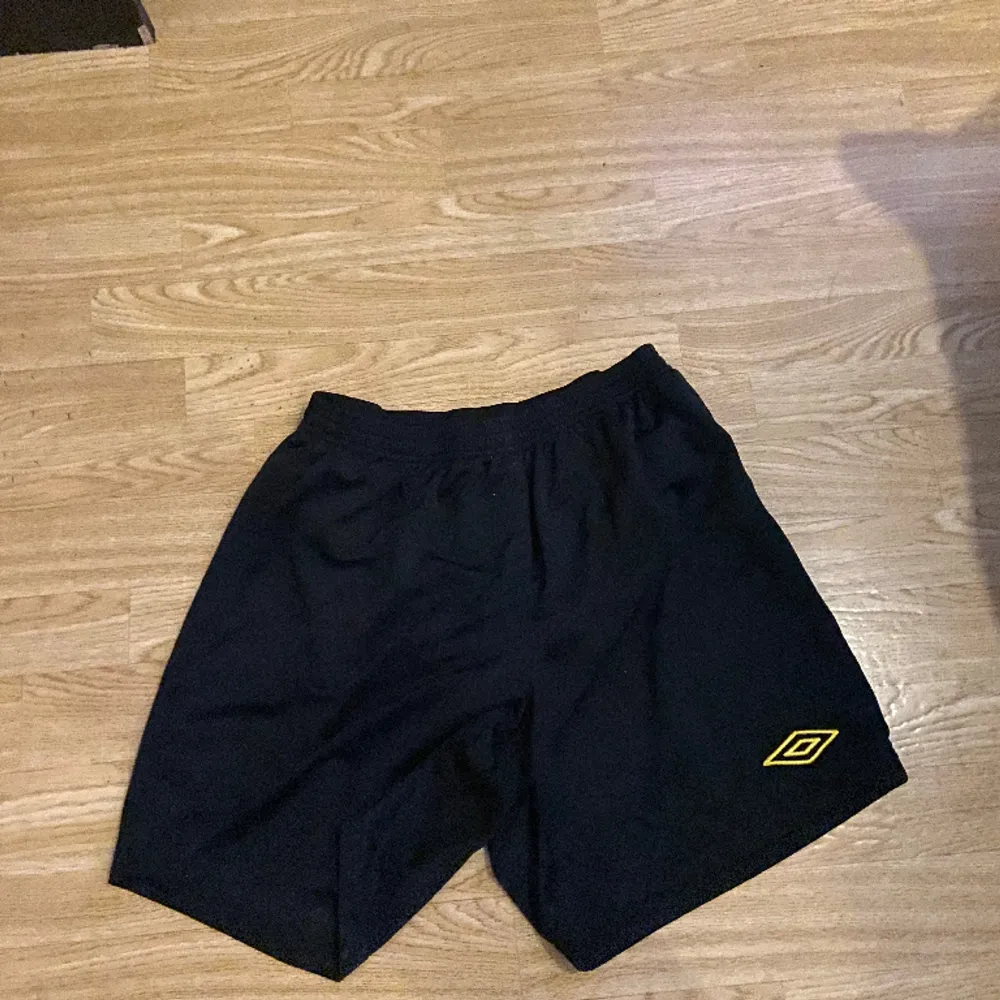 fotbolls shorts man kan använda till badbyxor med, sköna och bra. Shorts.