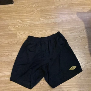 shorts - fotbolls shorts man kan använda till badbyxor med, sköna och bra
