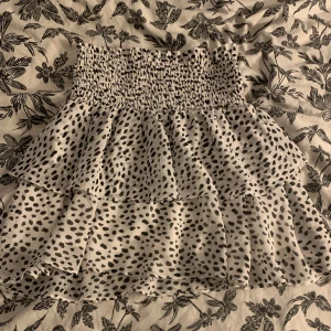 Volang kjol - Helt ny kjol som aldrig är använd💕