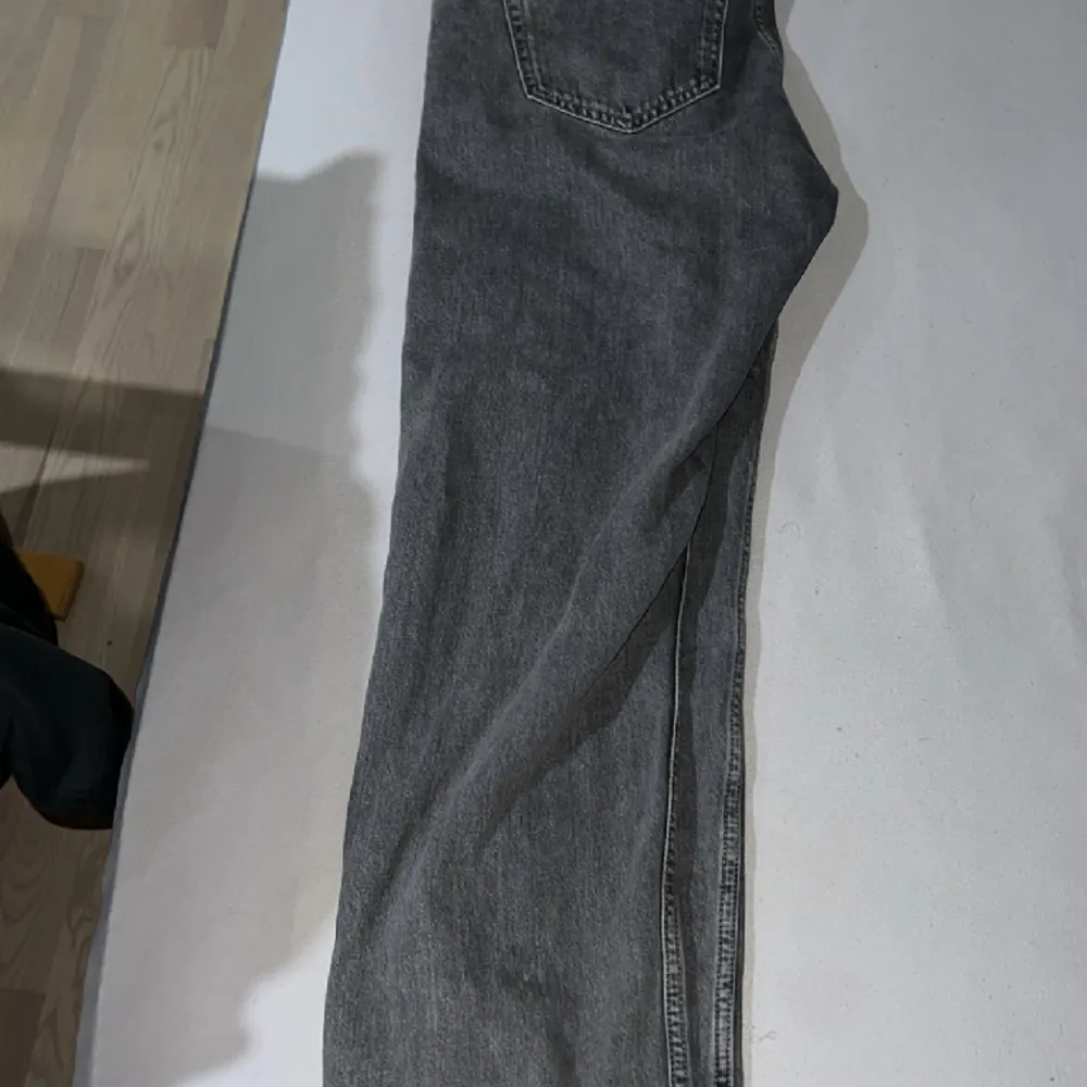 Gråa jeans i storlek 31W och 34L. Nypris 499kr. Straight leg modell.   Kan fraktas!. Jeans & Byxor.