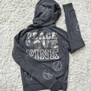 Victoria’s Secret pink kofta zip up hoodie  - Vs kofta med massa olika tryck, super fin och unik. Storlek S men passar xs-m beroende på hur man vill att den ska sitta. Vill du köpa trycker du på köp nu, jag postar inom 24h