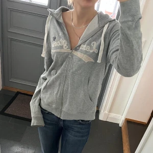 Grå zip hoodie från Lexington - Grå zip hoodie i storlek M från Lexington. Fint skick. Använd gärna köp nu!