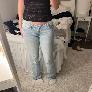 Ljusblå bootcut jeans  - Ljusblå low waist bootcut från H&M, säljer då de ej passar längre💕