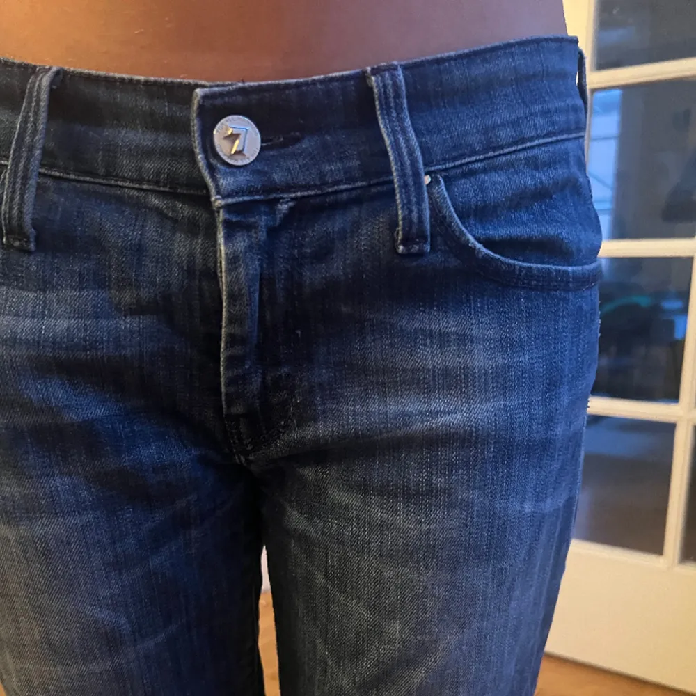 Skitsnygga lågmidjade bootcut jeans från 7 for all mankind😍. Jeans & Byxor.
