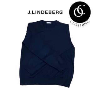 J.Lindeberg tröja  - Här säljer vi en riktigt skön stickad tröja i 100% merinoull från J.Lindeberg. Tröjans skick är 9/10 och storleken är XL men sitter mer som en storlek L. Modellen på bilden är 180 cm och väger 77 kg. 