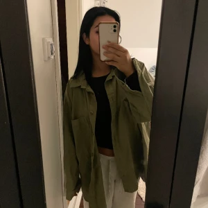 Täck jacka  - En helt oanvänd tunn jacka som är jätte fin att ha på vår/sommar. Säljer för den aldrig kommit till användning. Är i storlek L/XL