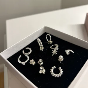 Esrcuffs och örhängen - Köpta som ett paket, flera earcuffs och örhängen. Aldrig använda 💕