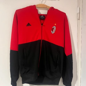 Ac Milan tröja - Adidas x Ac milan tracktop Condition 10/10 Storlek M med sitter bra på S också!