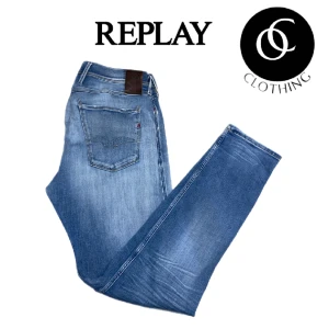 Replay Anbass Jeans - Säljer ett par Replay Anbass Jeans i skick 6/10, ett hål på knät skriv för mer bilder, storlek 33/32 modellen är 180 