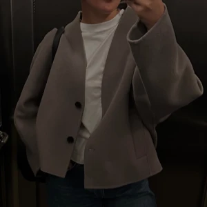 Zara kappa - Säljer denna superfina korta kappan från Zara i storlek L. Använd ett fåtal gånger så den är som ny. Inköpt för 1400kr i ull så den håller värmen perfekt. 