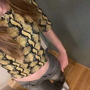 Trekvartsärmad festtopp - Så fin trekvartsärmad topp som jag köpte av artisten Cleo på en loppis. Den är i fint skick och  är bekväm. Bra för fest och vardag. Jag tycker mycket om men den används inte så mycket. Skriv för bilder, frågor och innan köp nu💞💞