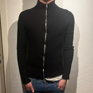 Full zip - Skit snygg full zip från Brothers, använda hyfsat många gånger men är i bra skick Storlek L men passar M Nypris:1400  