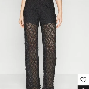 Spetsbyxor - Spetsbyxor från vero-moda (lånade bilder) Helt nya, med prislapp kvar Säljer pga inte fått använding för dem Storlek S, normal i storleken och går nästan till golvet på mig som är 173