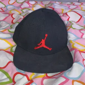 Michael Jordan keps, köpt för ett halvår sedan och använd ett par gånger. Så perfekt i skick. (Passar alla storlekar)