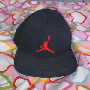 Michael Jordan keps - Michael Jordan keps, köpt för ett halvår sedan och använd ett par gånger. Så perfekt i skick. (Passar alla storlekar)