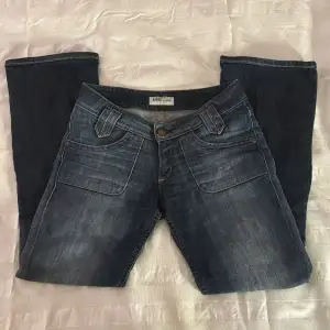 Säljer mina skitsnygga Lee jeans då dom inte sitter bra på mig och därför inte kommer till användning!💗
