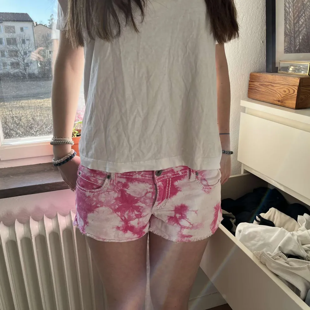 Så fina tie diy jeansshorts i rosa! Passar S🩷. Shorts.