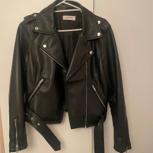 Skinnjacka - Från Glamurous. Fint skick
