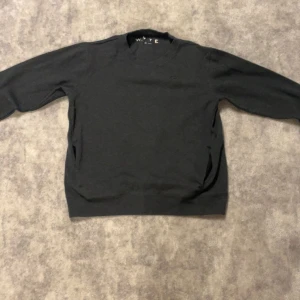 Wyte Performance - En fin Wyte Performance tröja som passar riktigt bra. Färgen är gråsvart. Om ni vill ha mer information eller bilder på tröjan är det bara att skriva. Storlek S