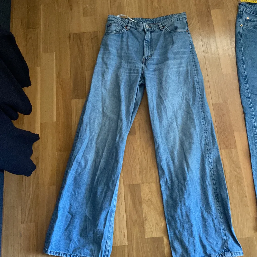 Jättefina jeans från monki som är i fint skick, de är lite slitna nedtill annars jättefina💕 har lagt in ett snöre i midjan (se bild 2) men det går att ta ut och syns inte utifrån, hör av er vid frågor . Jeans & Byxor.