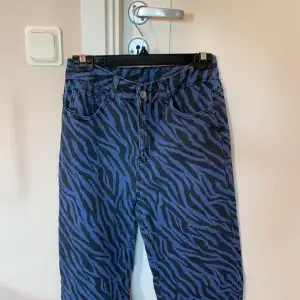 Supercoola zebramönstrade jeans som aldrig använts pga för stora. Passar S/M och någon mellan 165-170. Priset är exklusive frakt 💖💖