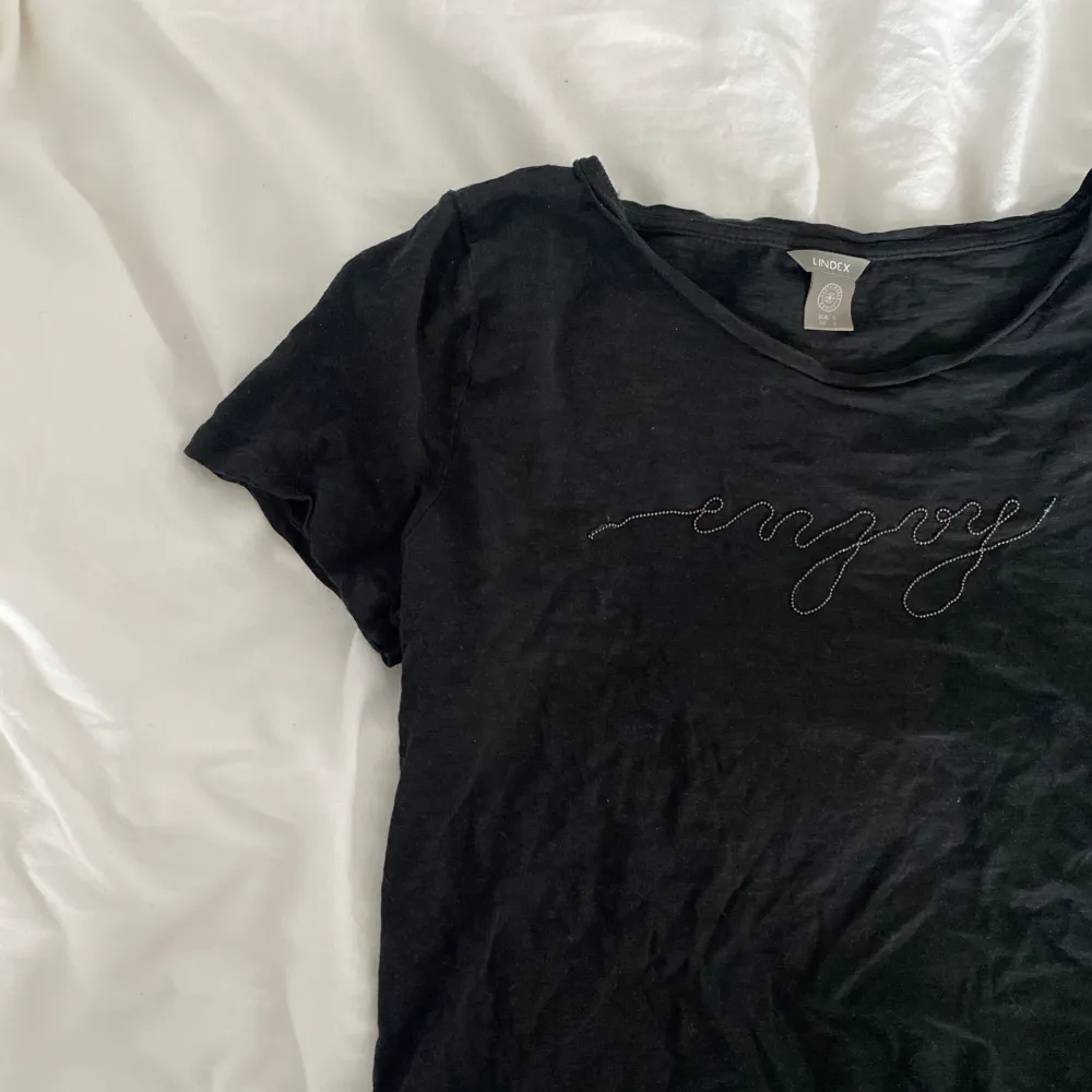 Fin svart T-shirt med text på framsidan i små ”pärlor” 💛 super fin!. T-shirts.