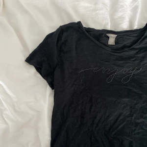 T-shirt  - Fin svart T-shirt med text på framsidan i små ”pärlor” 💛 super fin!