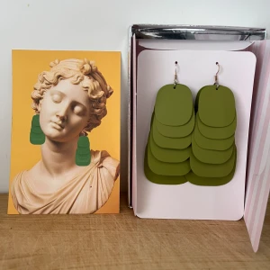 POW Örhängen olivgröna  - Helt nya egentligen. Använt 1 gång. Köpta på POW studio i Malmö för 650:-  https://powstudio.se/shop/p/olivegreen Originalkartongen har legat i badrumsskåpet och någon tvål kom på kanten. Se bild. 