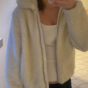 Teddy jacka - Teddy jacka i nyskick, storlek M men passar även S