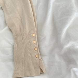 Fin beige stickad tröja ifrån zara, använd fåtal gånger. En S men passar en xs mycket bra!💛
