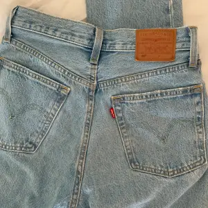 Levi’s 501 jeans i mycket bra skick. Säljs då de blivit för små för mig! Storlek 25x32, motsvarar en XS.
