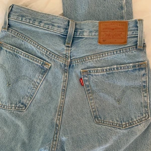 Levi’s 501 jeans stl 25 - Levi’s 501 jeans i mycket bra skick. Säljs då de blivit för små för mig! Storlek 25x32, motsvarar en XS.