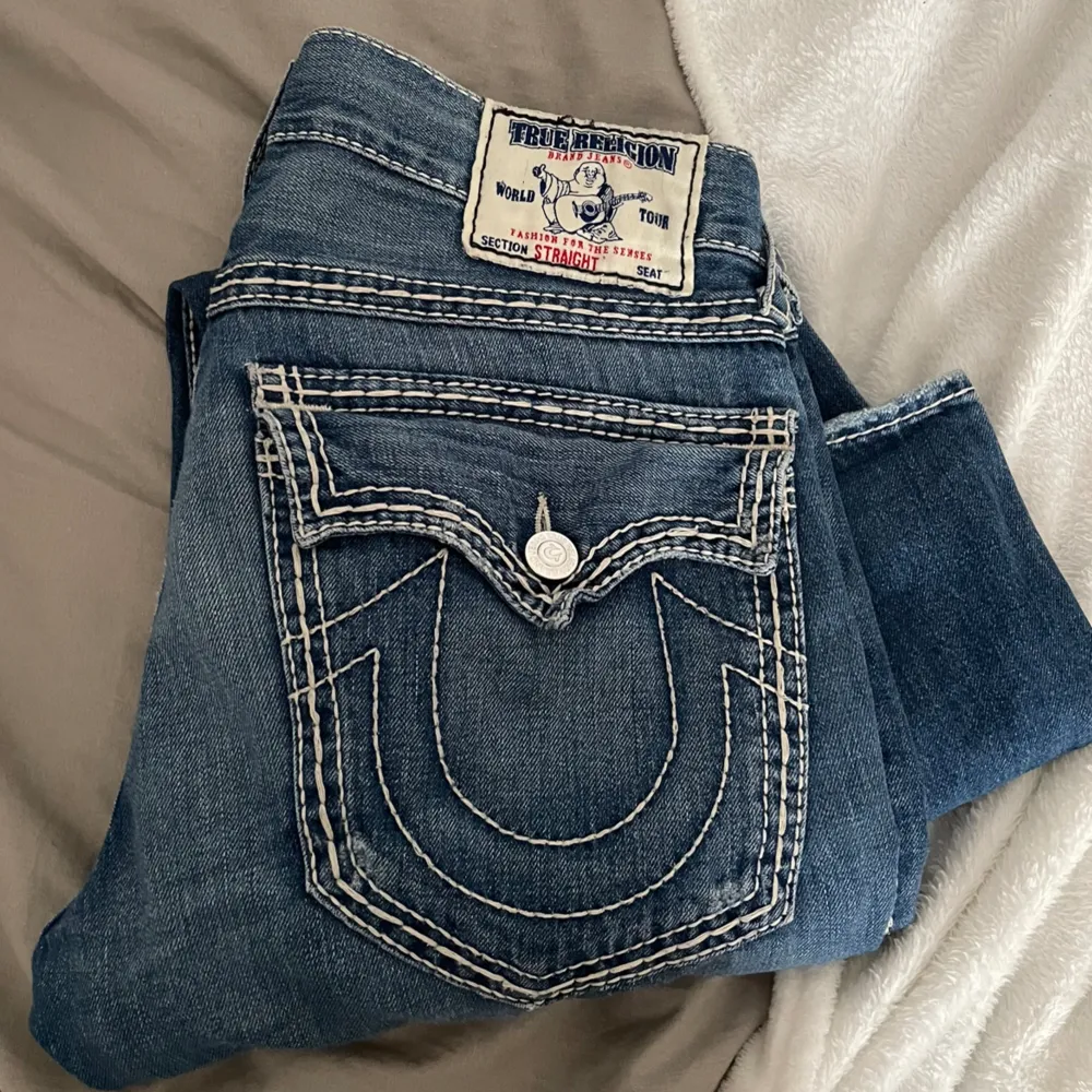 True religion! Säljer mina jätte fina True religion jeans p.g.a att de inte är riktigt min stil. Endast använd 2 ggr. Har inga defekter, som nyskick. Kontakta mig om du undrar något eller är intresserad💗. Jeans & Byxor.