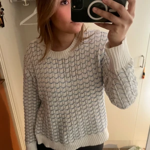 Stickad tröja  - Stickad tröja med fint mönster 