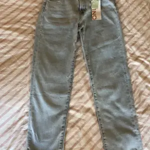 Högmidjade slim straight jeans  De är aldrig använda och säljs bara för att de inte passade. Köptes för ca 400-500.