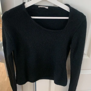 Tröja - Stickad tröja med sne-urringning💕 i nyskick!