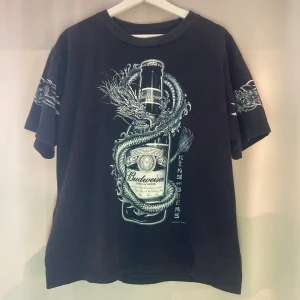 Vintage Budweiser Y2K Tribal T-Shirt - En asfet Budweiser t shirt från 2002 med ett jätte coolt Y2K tribal tryck. Passa oversized och boxy. Storlek large🗣️